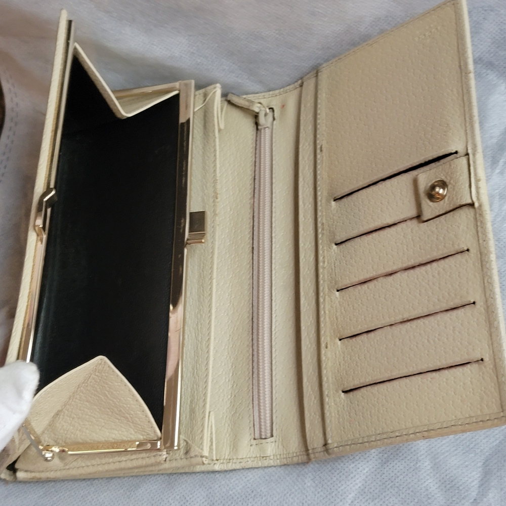 Gucci Tan Monogram Clutch With Kiss Lock - Picture 5 of 15